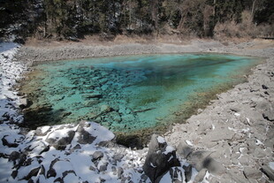 清澈蓝绿色山间小湖景色