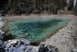 清澈幽蓝山间小湖