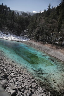 清澈蓝绿河水与岸边景致