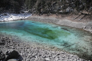 清澈幽蓝山间小湖