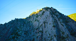 巍峨山峰沐浴金色阳光