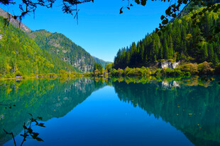 宁静山水间的绝美湖景