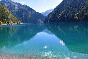 高山下的澄澈幽蓝湖泊