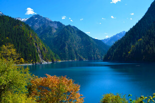 山间蓝湖秋景如画