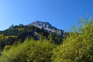 青山蓝天间的秀丽山景