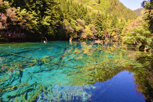 梦幻蓝绿色的山间清澈湖泊