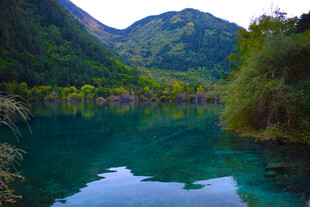 山间幽蓝澄澈的静谧湖水