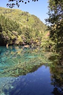 清澈幽蓝的山间静谧湖水