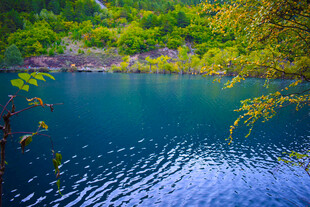 幽蓝湖水与葱郁山林美景
