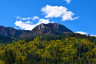 秋日山林间的巍峨山峰