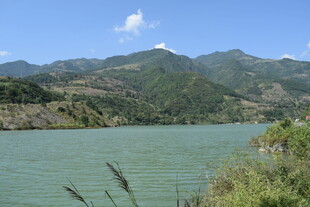 青山绿水间的秀丽湖景