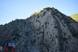 陡峭嶙峋的巍峨山峰