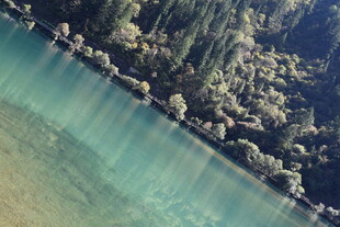 清澈河谷中的嶙峋岩石