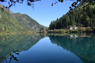 宁静山水间的澄澈湖泊
