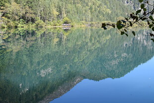 宁静山水倒影美景