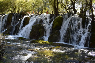山间小瀑布的灵动景致