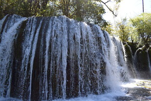 山间瀑布水流倾泻而下