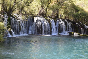山间秀丽瀑布与清澈湖水