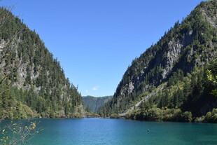 青山环抱的澄澈湖泊