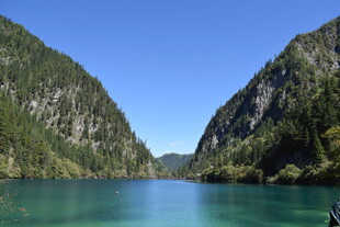 青山环抱的碧绿湖水