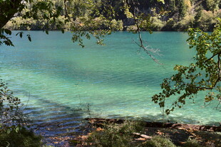 清澈蓝绿色湖水自然美景