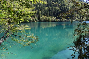清澈蓝绿色湖水的自然美景