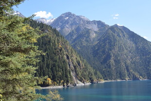 秀丽山水间的静谧湖泊