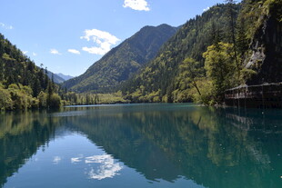青山绿水间的宁静湖泊