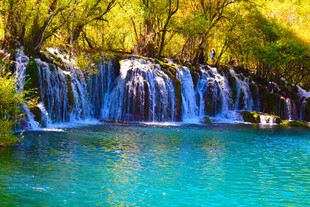 秀丽山间瀑布与碧绿潭水