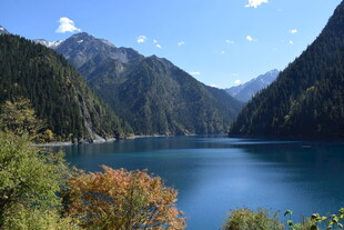 高山湖泊美景