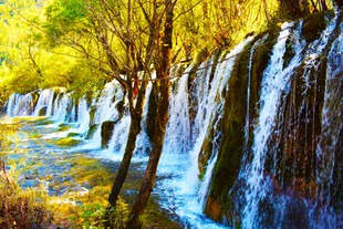 秋日山林中的壮美瀑布