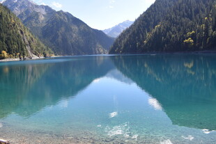 清澈蓝湖映山峦