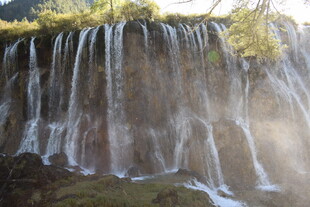 壮观瀑布倾泻而下