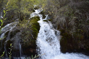 山间瀑布流水景观