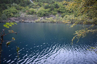 静谧蓝湖与周边葱郁山林
