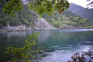 山间幽湖 绿意环绕之景