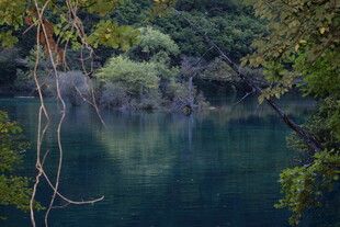 静谧山林中的幽蓝湖水