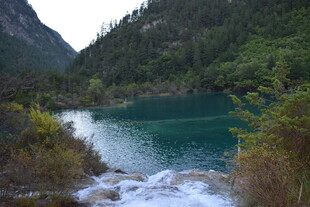 山间碧湖溪流美景