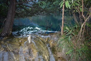 山间溪流瀑布自然美景