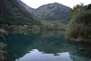 青山环抱的澄澈幽美湖泊