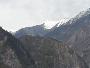 壮丽雪山与山峦景观