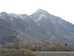 雪山远景 山间植被景观