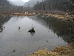 宁静山水间的静谧小湖