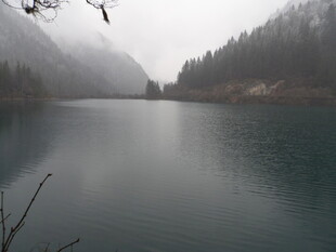 雾中静谧湖泊与山林