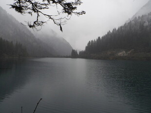 雾霭中的静谧山林湖泊