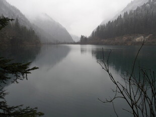 雾霭中的静谧山水湖景