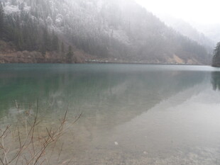 宁静山水湖景图