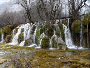 山间瀑布潺潺流水美景