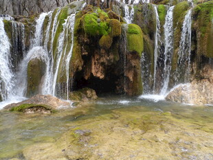 山间秀丽小瀑布景观