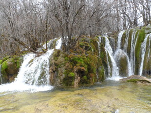山间瀑布流水自然美景